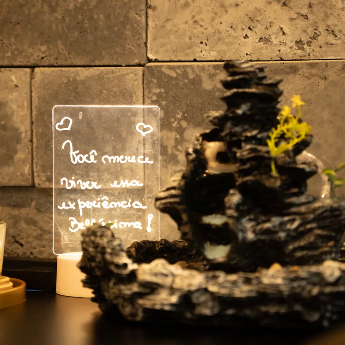 Placa luminosa escrita à mão sobre a bancada do spa