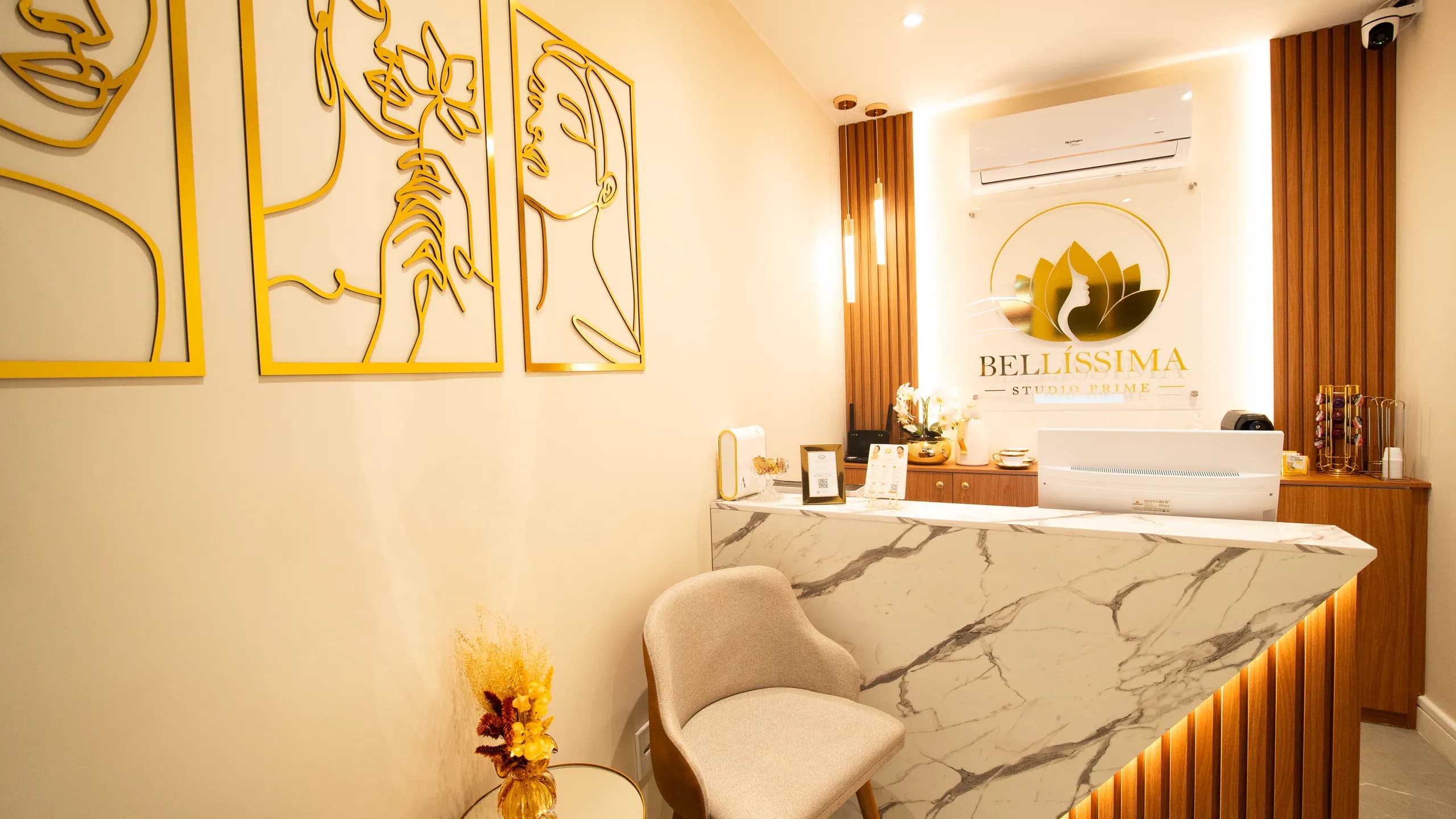 Recepção do spa com balcão de mármore e painel ripado de madeira