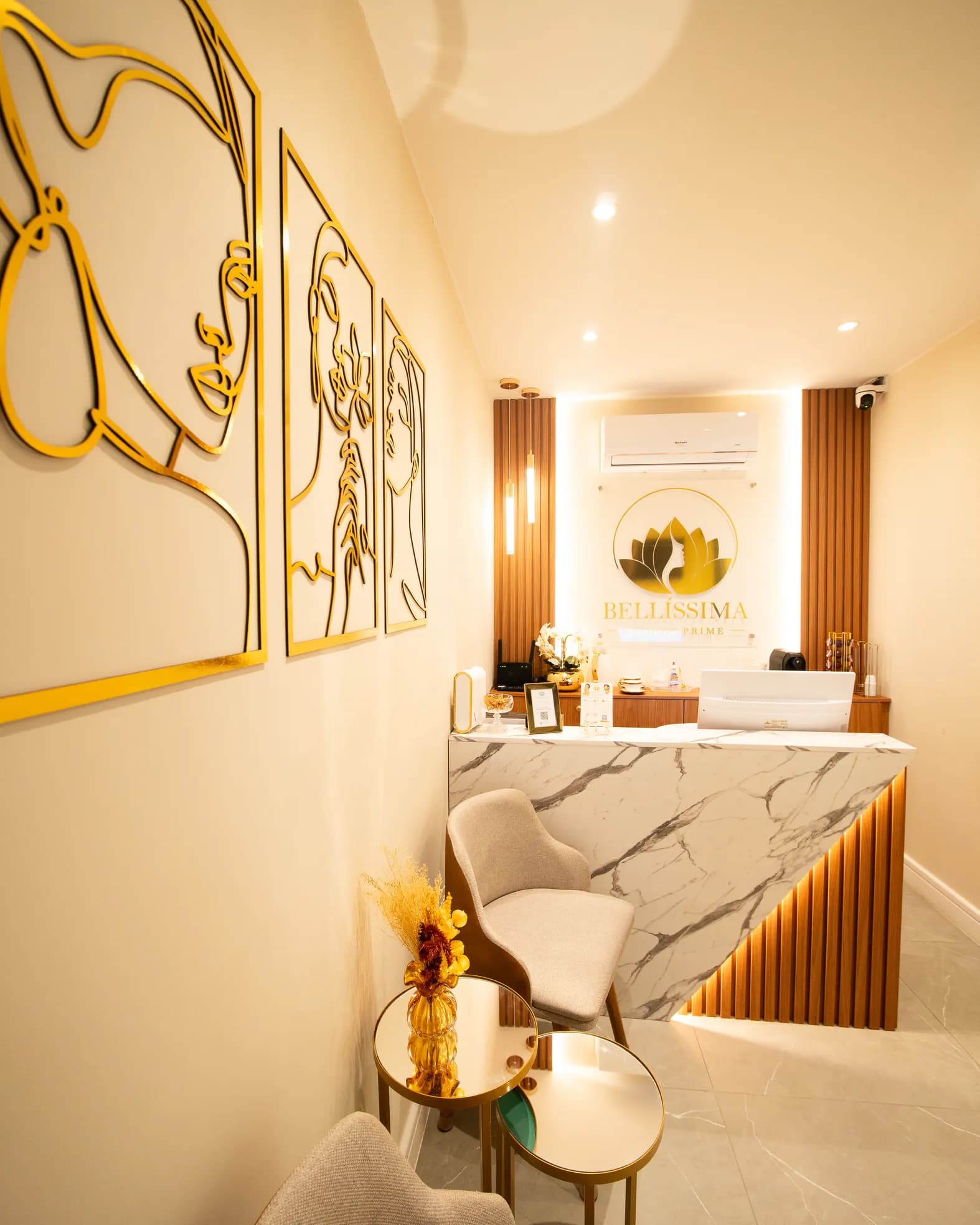Recepção do spa vista de dentro, com quadros dourados na parede