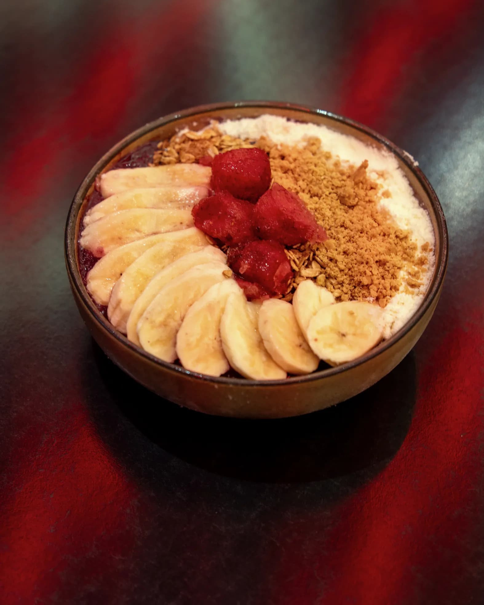 Açaí com banana, morango, granola e paçoca servido no bistrô do clube