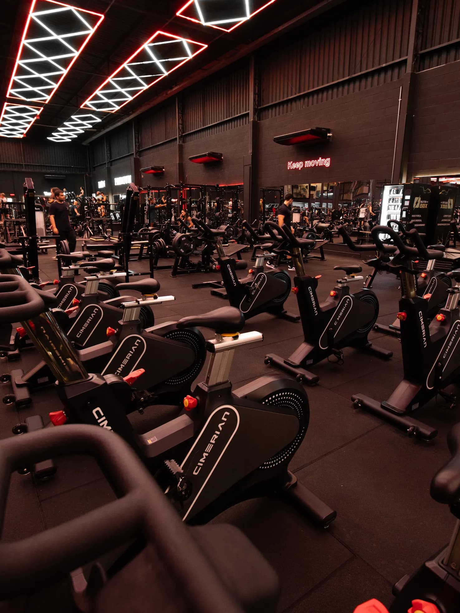Fileiras de bikes de spinning sob o teto de LED