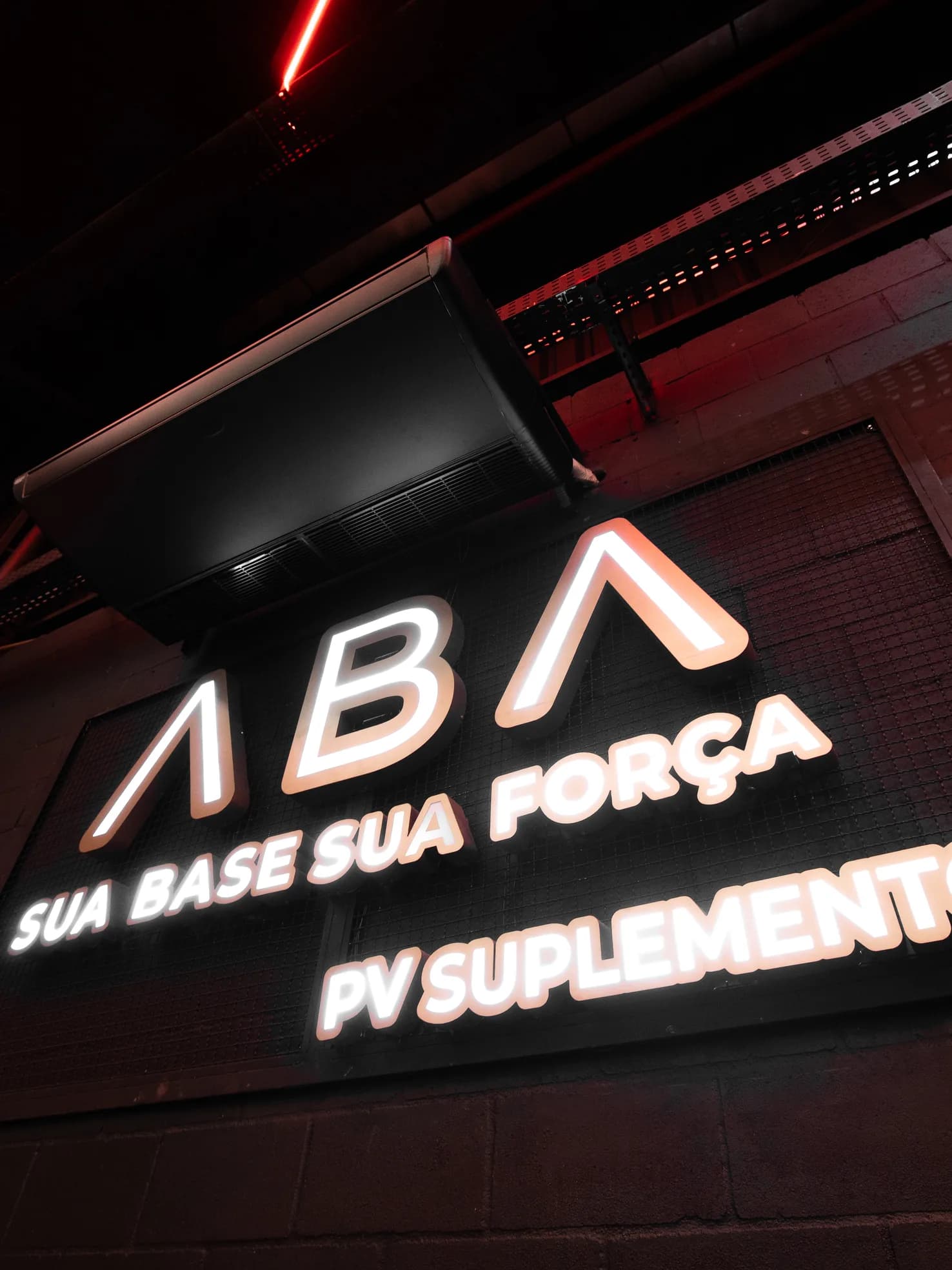 Letreiro luminoso da loja de suplementos — sua base, sua força
