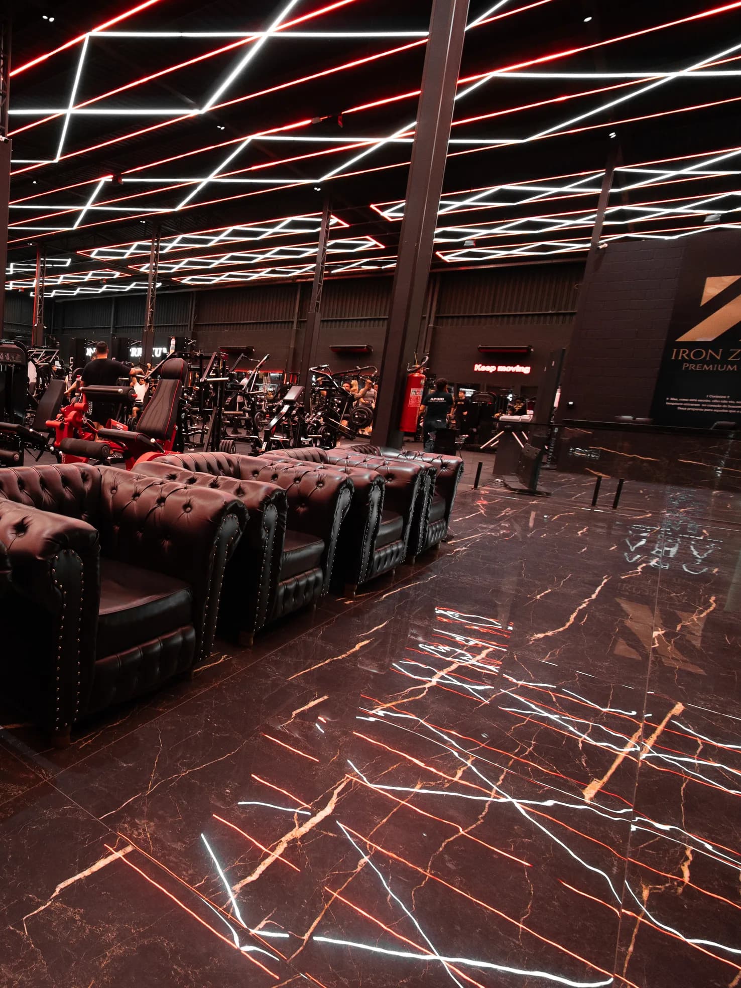 Poltronas Chesterfield de couro sobre o mármore do lounge